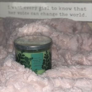 White Barn Green Tea & Aloe scented candle